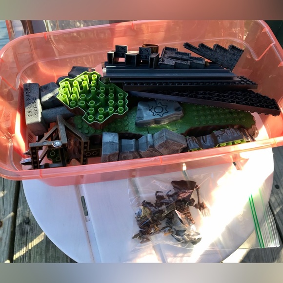 Vintage MEGA BLOKS Medieval Figures Outdoor Platform Bases Building Blocks - Picture 1 of 11